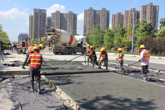 4.二航局施工人员顶烈日、加班加点施工董永路道路,确保工程质量、抢抓施工进度.JPG